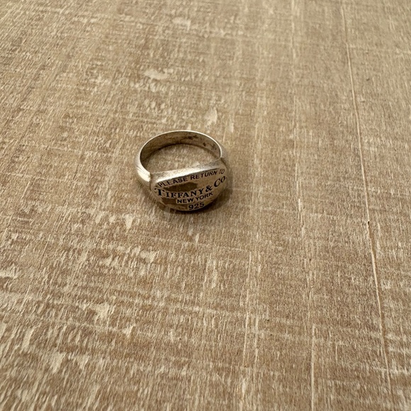 Tiffany & Co. Return to Tiffany Oval Signet Ring in Silver - Picture 4 of 9